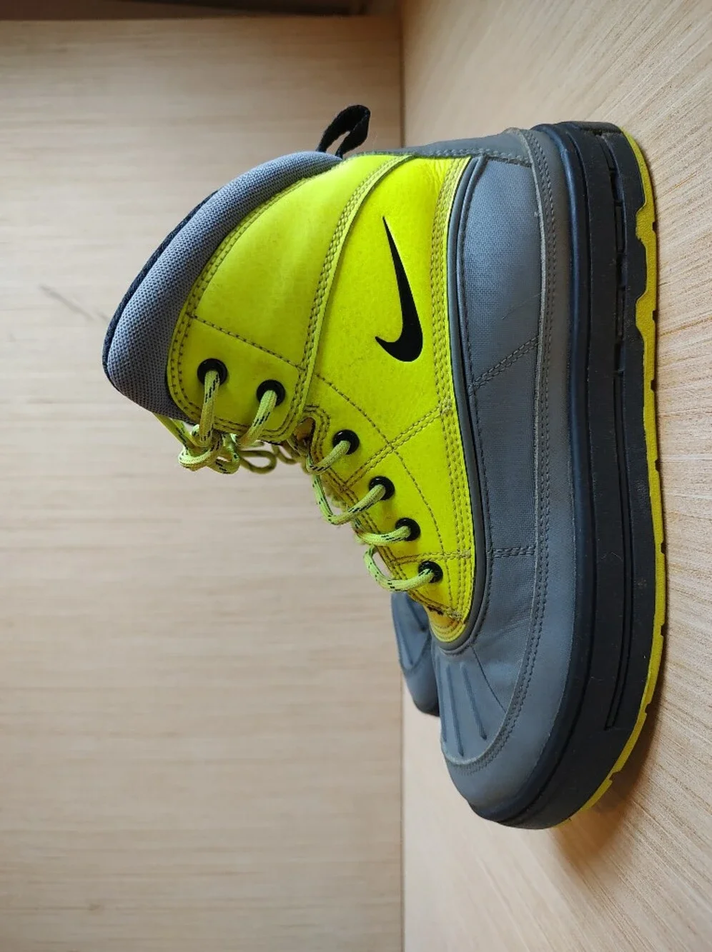 Nike Woodside 2 High Boots Lace Up Sneakers Yellow Neon Green Grey Rubber 7Y